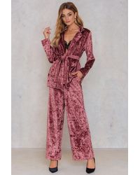 NA-KD Velvet Flared Pants - Rood
