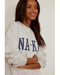 Damen Bekleidung Hosen und Chinos Cargohosen NA-KD Synthetik Bedrucktes Sweatshirt in Grau 