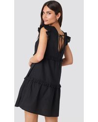 NA-KD Karo Kauer x Deep Back Flounce Mini Dress - Schwarz