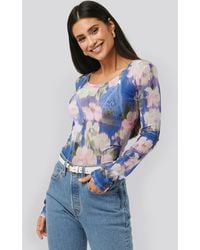NA-KD Printed Deep Round Neck Mesh Top - Blauw
