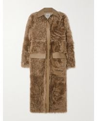 TOTEME - Net Sustain Mantel Aus Shearling Mit Lederbesätzen - Lyst