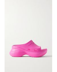 Balenciaga + Crocs Pool Pantoletten Aus Neonfarbenem Gummi Mit Prägungen - Pink