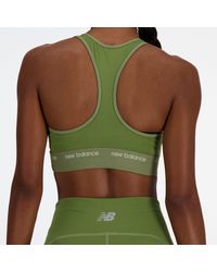 New Balance - Nb sleek medium support sports bra in grün - Lyst