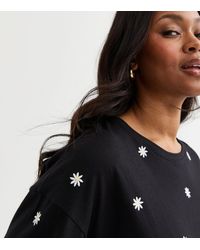 New Look - Plus Size Daisy Embroidered T-Shirt Curves - Lyst