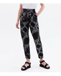 Track pants and jogging bottoms 