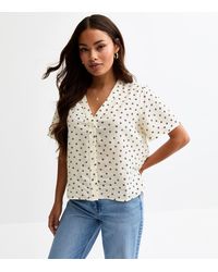 New Look - Petite Cream Daisy Print Short Sleeve Blouse - Lyst