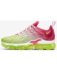 pink vapormax plus women's