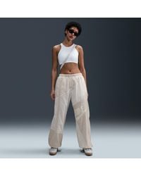 Nike - Sportswear Geweven Ruimvallende Damesbroek Met Halfhoge Taille En Open Zoom - Lyst