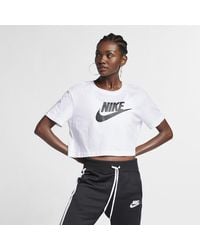 Nike - T-shirt corta con logo sportswear essential - Lyst