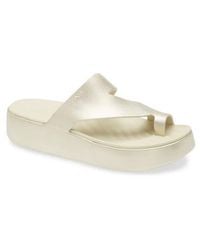 Crocs™ - Getaway Toe Loop Platform Sandal - Lyst