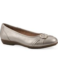 White Mountain - Calming Buckle Strap Flat - Lyst