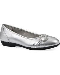 White Mountain - Calming Buckle Strap Flat - Lyst