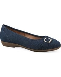 White Mountain - Calming Buckle Strap Flat - Lyst