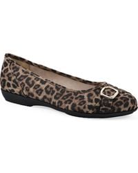 White Mountain - Calming Buckle Strap Flat - Lyst