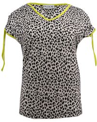 Passioni - Print- Leopardenmuster T-Shirt in Beige mit Lime farbigen Abschlussdetails V-Ausschnitt - Lyst