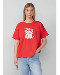 QS - Kurzarmshirt Baumwollshirt mit überschnittener Schulter und Frontprint - Lyst