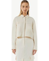 comma casual identity - Blusenblazer Kurze Jacke mit aufgesetzten Taschen Logo - Lyst
