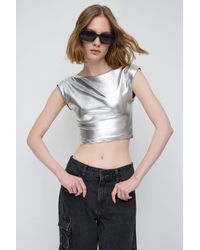 No Matter What - Glänzendes Rückenfreies Basic-Crop-Top - Lyst