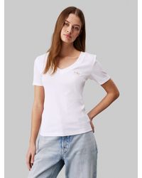 Calvin Klein - T-Shirt WOVEN LABEL RIB V-NECK TEE mit Logomarkenpatch - Lyst