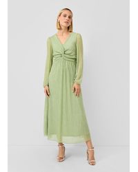 S.oliver - Kleid Plissiertes Maxikleid mit V-Ausschnitt und Metallic-Effekt - Lyst