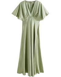 Next - Satinkleid Langes Satin-Brautjungfernkleid mit Flatterärmeln (1-tlg) - Lyst