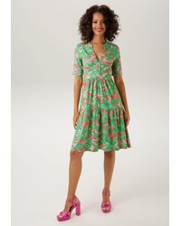 Aniston CASUAL - Sommerkleid mit trendfarbenem, graphischem Blumendruck - Lyst