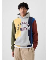 Gap - Felpa a righe con cappuccio e stampa logo - Lyst