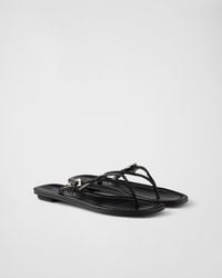 Prada - Zehensteg-Sandalen Aus Leder - Lyst