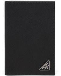 Prada - Etui pour passeport en cuir saffiano noir Triangle - Lyst