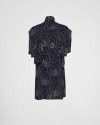 Prada - Robe Courte En Soie Sablée Imprimée Avec Col Foulard - Lyst