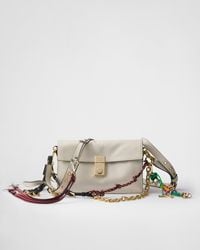Prada - Kleine Soft Sound Schultertasche Aus Leder Mit Anhängern - Lyst