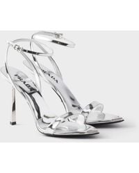 Prada - Sandalen Aus Metallic-Leder Mit Absatz - Lyst