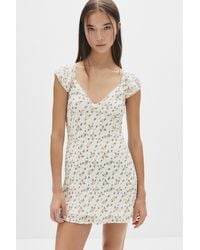 Pull&Bear - Kurzes Blumenkleid Mit Textur - Lyst