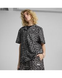 PUMA - LEO LUXE Relaxed Gewebtes Shirt mit Allover-Print - Lyst
