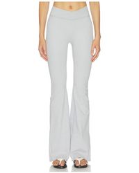 437 - The V Flare Legging - Lyst
