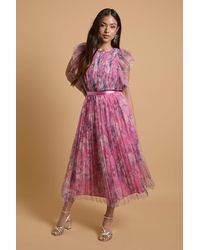 Oasis - Petite Printed Pleated Mesh Midi Dress With Flutter Sleeve - Lyst