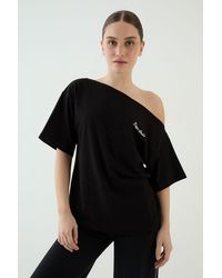 DSGN Studio - Script Off The Shoulder T-Shirt - Lyst