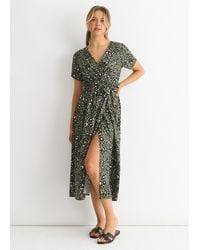 Gini London - Kurzärmeliges Midikleid Mit Animal-Print Und Wickelausschnitt Vorne - Lyst