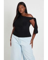 Boohoo - Plus Knot Detail Asymmetric One Shoulder Top - Lyst