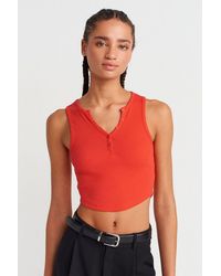 Dilvin - Geribde Cropped Blouse Met Knopen - Lyst