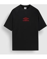 Umbro - Iconisch Boxy T-Shirt (Zwarte/Chilli Peper) - Lyst