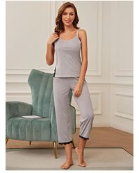 Everyday the Label - Dames V-hals Lingerie Met Kant En Split Top En Broek Pyjama Set - Lyst