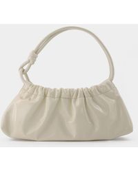 Nanushka - Valerie Tas In Crème Patent Vegan Leer - Lyst