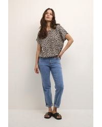 Kaffe - Kurzarm-Bluse Loose Fit Chalk Sand Leo Print - Lyst