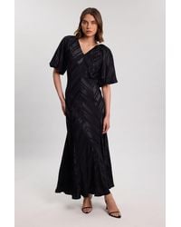 Karen Millen - Stripe Fabric Detail Fluid Short Sleeve Midi Dress - Lyst