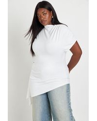 Boohoo - Plus Grown On Neck Cinched Waist Tshirt With Drape Side Detail - Lyst