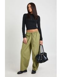 Boohoo - Poplin Elasticated Waistband Barrel Trouser - Lyst