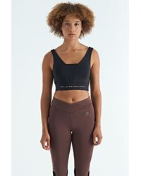 TOMMY LIFE - Color-Blocked Sleeveless Crop Sports Top - Lyst