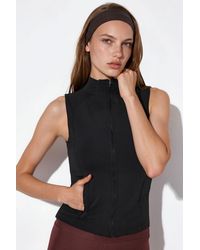 Hiccup - Fitted Turtleneck Sleeveless Active Top - Lyst