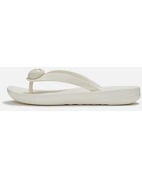 Fitflop - Iqushion Glossy Button Cream Flip Flops - Lyst